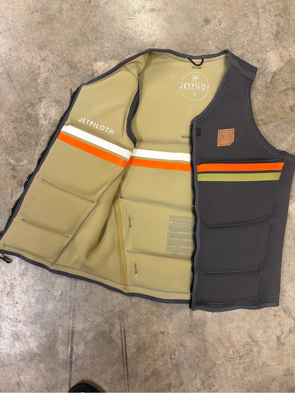 Jetpilot Men's Comp Vest, Neoprene Reversible Charcoal and Khaki - Picture 3 of 4